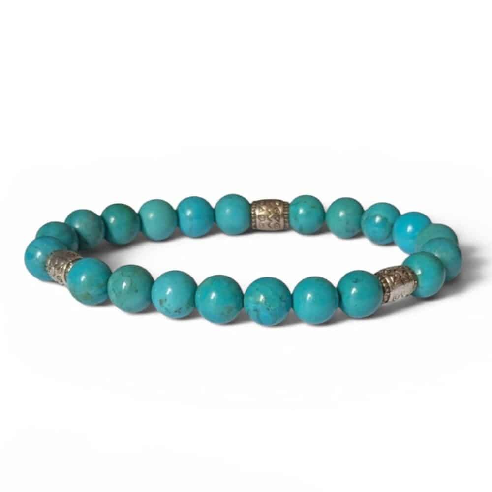 Bracelet Heishi en turquoise d'Arizona naturelle de qualité sur fond blanc, parfait pour développer la confiance, la communication et l'apaisement intérieur.