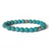 Bracelet Heishi en turquoise d'Arizona naturelle de qualité sur fond blanc, parfait pour développer la confiance, la communication et l'apaisement intérieur.
