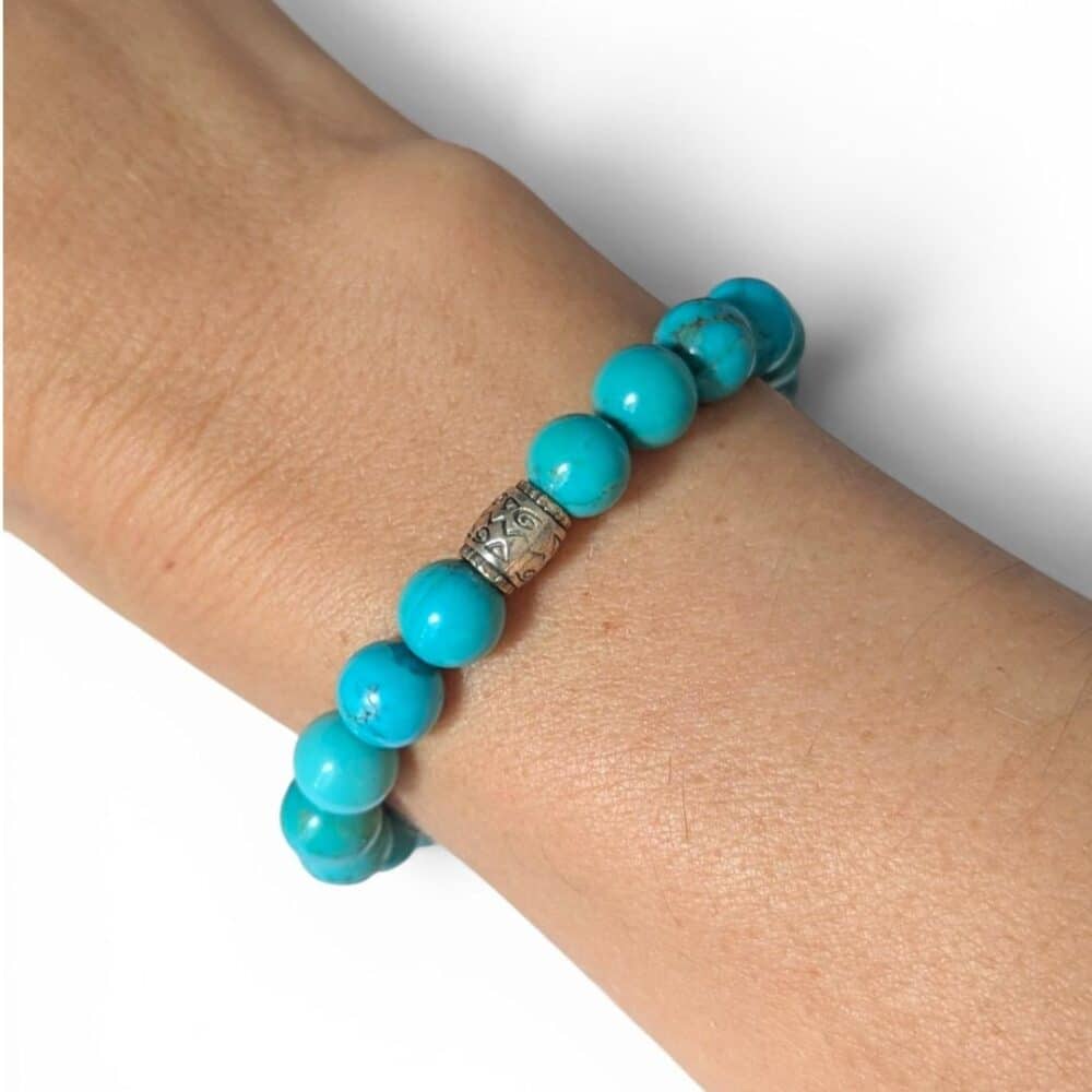 Bracelet Heishi en turquoise d'Arizona porté au poignet, un bijou élégant en pierre naturelle pour favoriser la protection, l'harmonie et le bien-être au quotidien.
