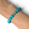 Bracelet Heishi en turquoise d'Arizona porté au poignet, un bijou élégant en pierre naturelle pour favoriser la protection, l'harmonie et le bien-être au quotidien.