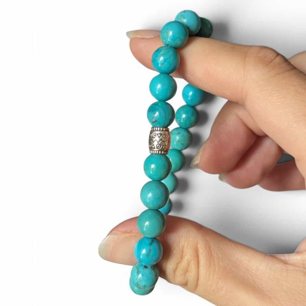 Gros plan d'un bracelet Heishi en turquoise d'Arizona naturelle aux magnifiques nuances bleues, idéal pour retrouver l'équilibre, la confiance et le calme intérieur.