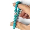 Gros plan d'un bracelet Heishi en turquoise d'Arizona naturelle aux magnifiques nuances bleues, idéal pour retrouver l'équilibre, la confiance et le calme intérieur.