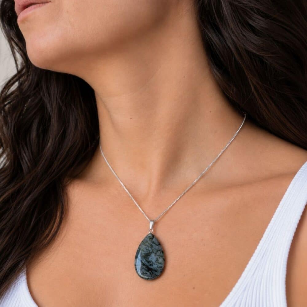 pendentif agate mousse porté avec chaîne argent
