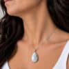 pendentif howlite porté avec chaîne argent