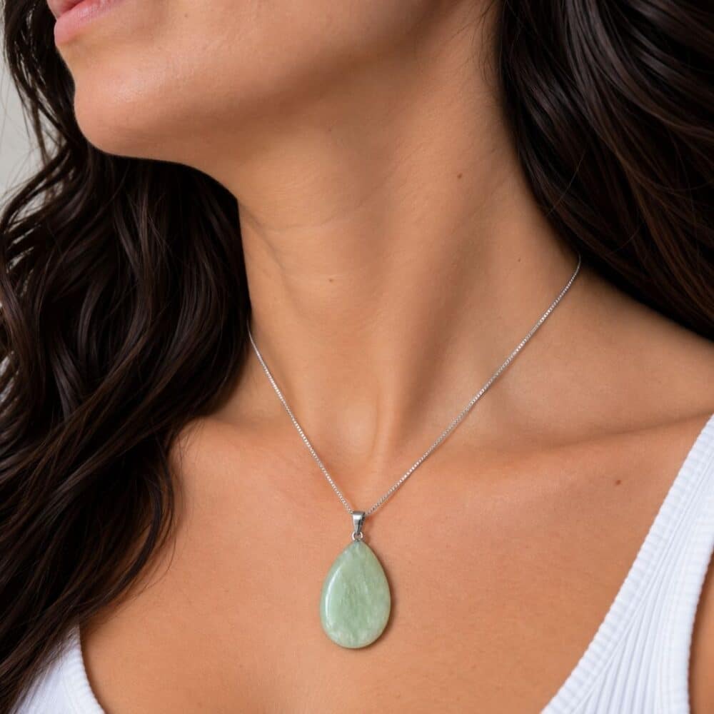 pendentif jade porté avec chaîne argent