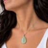 pendentif jade porté avec chaîne argent