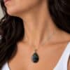 pendentif jaspe kambaba porté avec chaîne argent