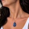 pendentif lapis-lazuli porté avec chaîne argent