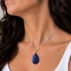 pendentif lapis-lazuli porté avec chaîne argent (2)