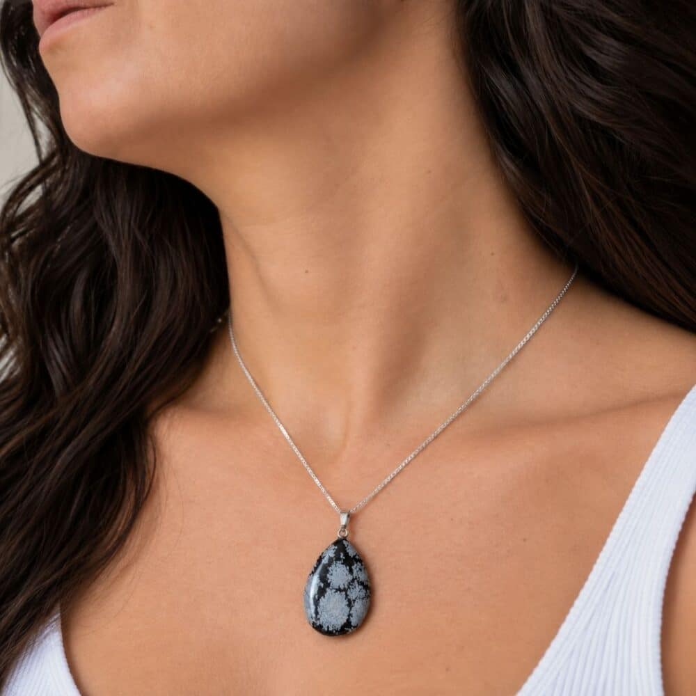 pendentif obsidienne flocon de neige porté avec chaîne argent