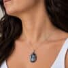 pendentif obsidienne flocon de neige porté avec chaîne argent