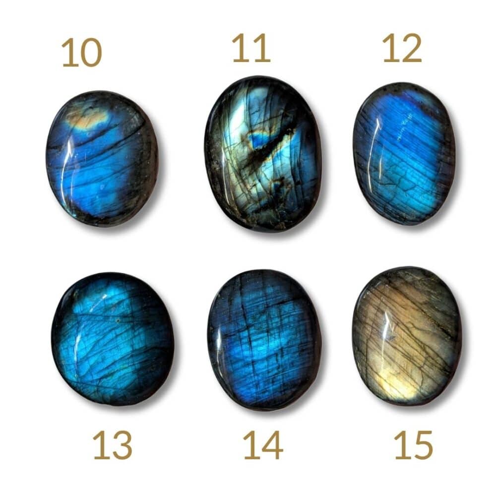 Galet en labradorite qualité Extra avec magnifiques reflets bleus, pierre naturelle idéale pour favoriser la protection, l'ancrage et l'équilibre intérieur.