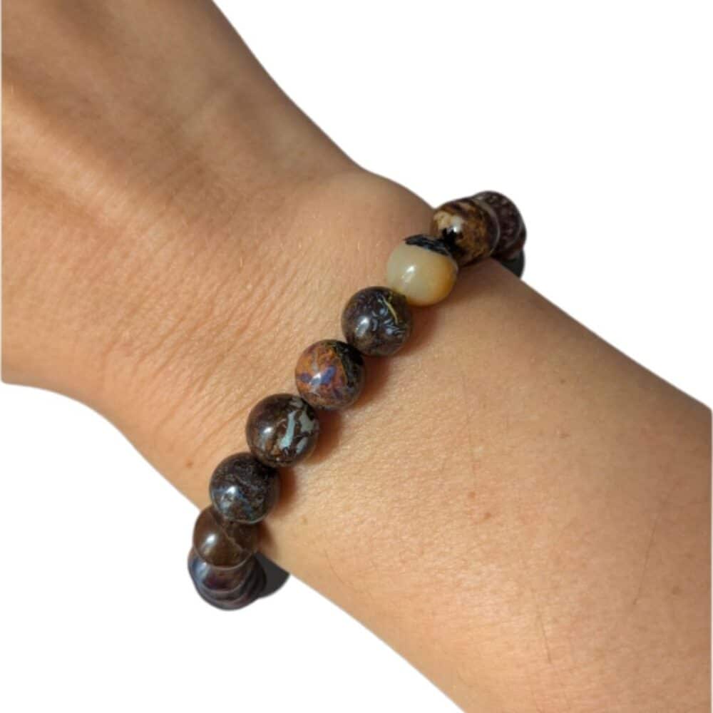 Bracelet en opale Boulder 8 mm porté au poignet, une pierre naturelle d'exception idéale pour développer l'intuition, stimuler la créativité et affirmer sa personnalité.