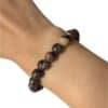 Bracelet en opale Boulder 8 mm porté au poignet, une pierre naturelle d'exception idéale pour développer l'intuition, stimuler la créativité et affirmer sa personnalité.