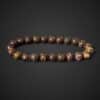 Bracelet en opale Boulder naturelle 8 mm présenté sur fond noir, mettant en valeur les reflets exceptionnels et la qualité premium de chaque perle.