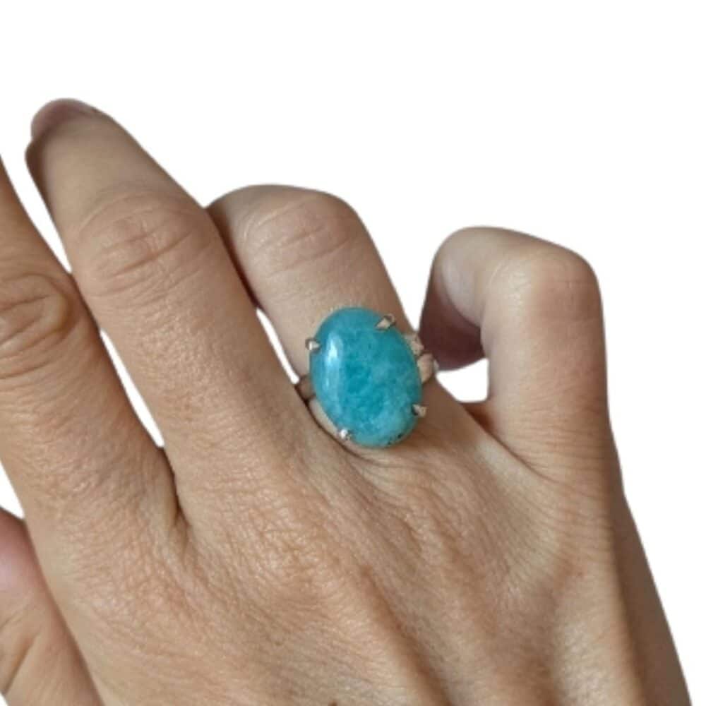 Bague amazonite argent 925 portée au doigt femme bijou lithothérapie réglable