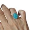Bague amazonite argent 925 portée au doigt femme bijou lithothérapie réglable