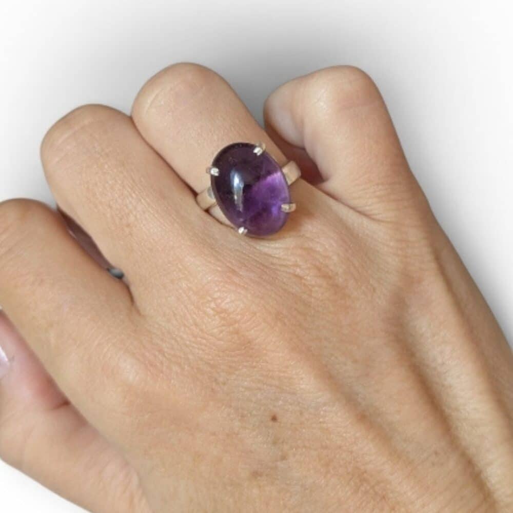 Bague amethyste argent 925 portée au doigt femme bijou lithothérapie réglable