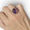 Bague amethyste argent 925 portée au doigt femme bijou lithothérapie réglable