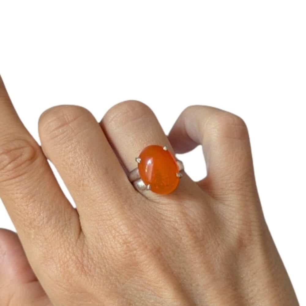 Bague cornaline argent 925 portée au doigt femme bijou lithothérapie réglable