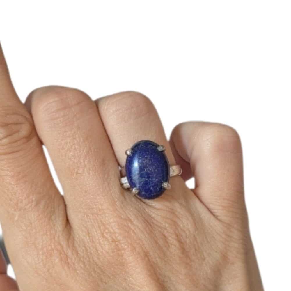 Bague lapis lazuli argent 925 portée au doigt femme bijou lithothérapie réglable