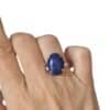 Bague lapis lazuli argent 925 portée au doigt femme bijou lithothérapie réglable