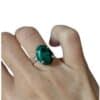 Bague malachite argent 925 portée au doigt femme bijou lithothérapie réglable