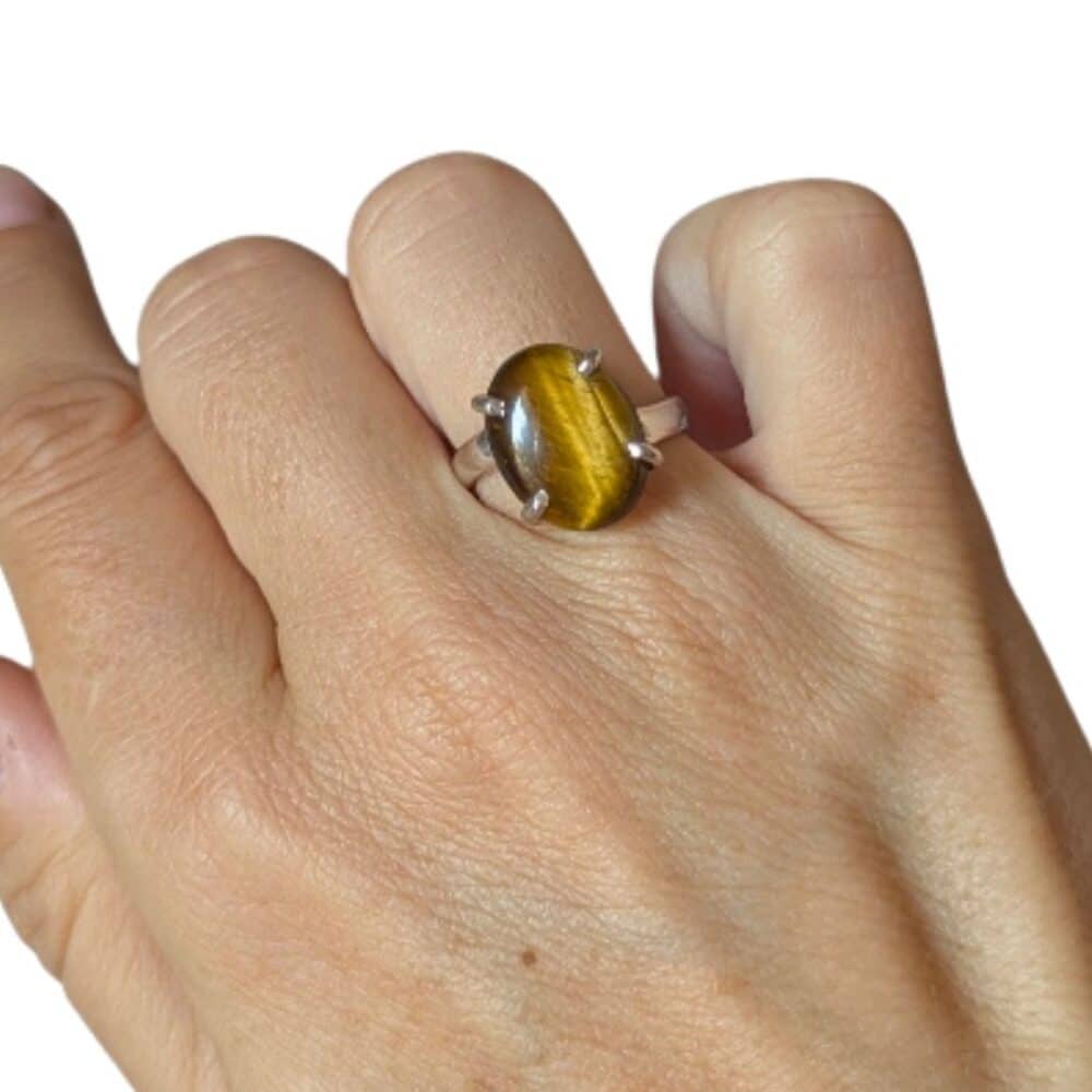 Bague lapis lazuli argent 925 portée au doigt femme bijou lithothérapie réglable