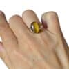 Bague lapis lazuli argent 925 portée au doigt femme bijou lithothérapie réglable