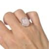 Bague quartz rose argent 925 portée au doigt femme bijou lithothérapie réglable