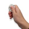 Main utilisant un worry stone en howlite en frottant la pierre avec le pouce