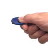 Main utilisant un worry stone en lapis-lazuli en frottant la pierre avec le pouce