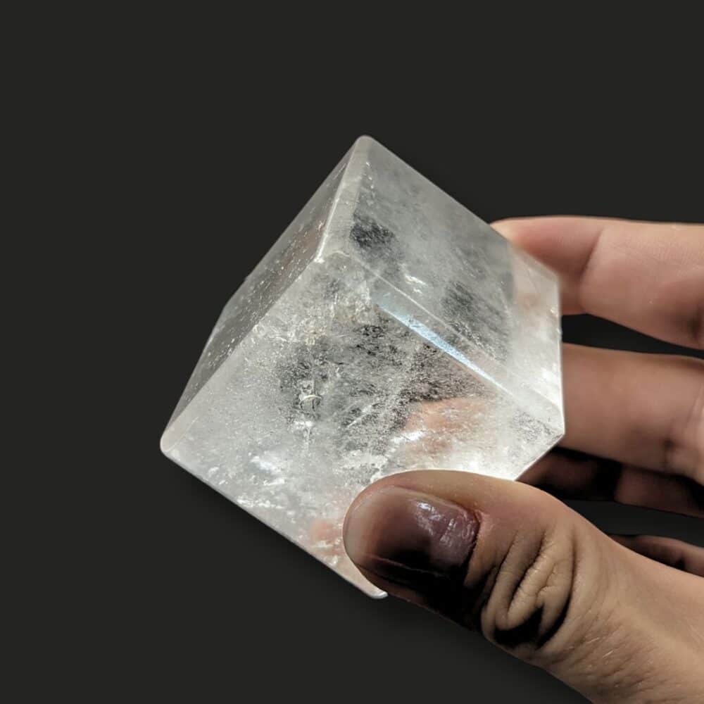 Cube en cristal de roche naturel aux finitions soignées, pierre authentique favorisant l'équilibre, la purification et le bien-être au quotidien.