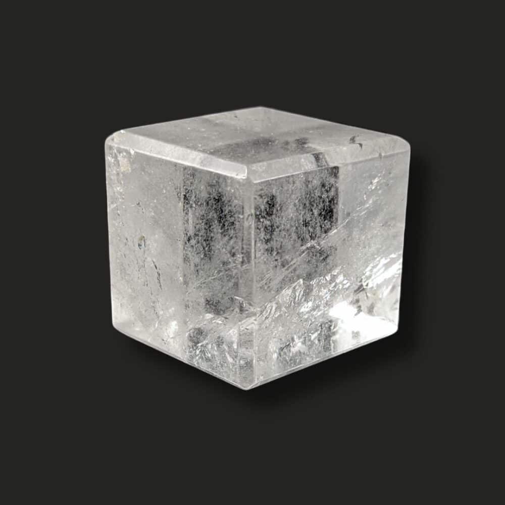 Cube en cristal de roche de qualité, pierre naturelle sélectionnée pour sa transparence, idéale pour la lithothérapie et la décoration.