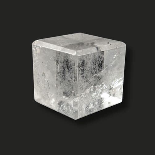 Cube en cristal de roche de qualité, pierre naturelle sélectionnée pour sa transparence, idéale pour la lithothérapie et la décoration.