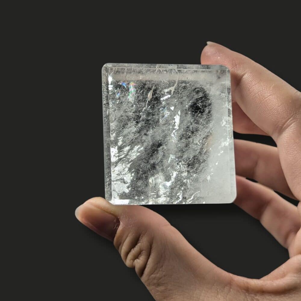 Cube en cristal de roche naturel à la belle transparence, pierre reconnue pour amplifier les énergies et favoriser la clarté d'esprit.