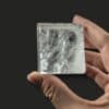 Cube en cristal de roche naturel à la belle transparence, pierre reconnue pour amplifier les énergies et favoriser la clarté d'esprit.