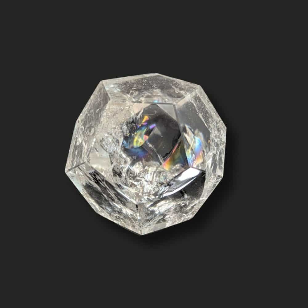 Dodécaèdre poli en cristal de roche naturel, pierre authentique soigneusement sélectionnée pour sa pureté et sa transparence.