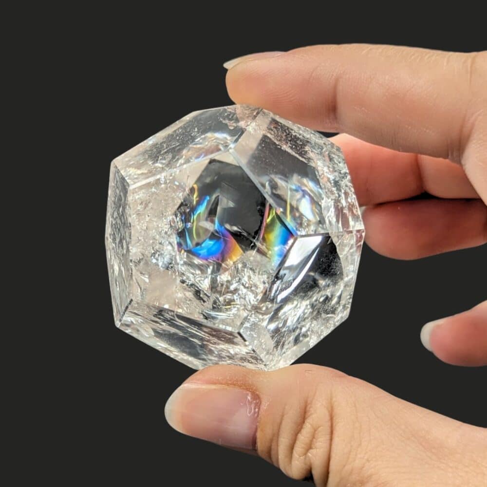 Dodécaèdre en cristal de roche utilisé en géométrie sacrée, pierre naturelle favorisant l'élévation de la conscience et l'harmonisation énergétique.
