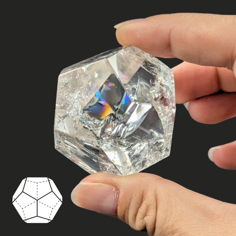 Dodécaèdre en cristal de roche, solide de Platon en pierre naturelle favorisant l'équilibre, l'harmonie et le développement spirituel.