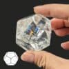 Dodécaèdre en cristal de roche, solide de Platon en pierre naturelle favorisant l'équilibre, l'harmonie et le développement spirituel.