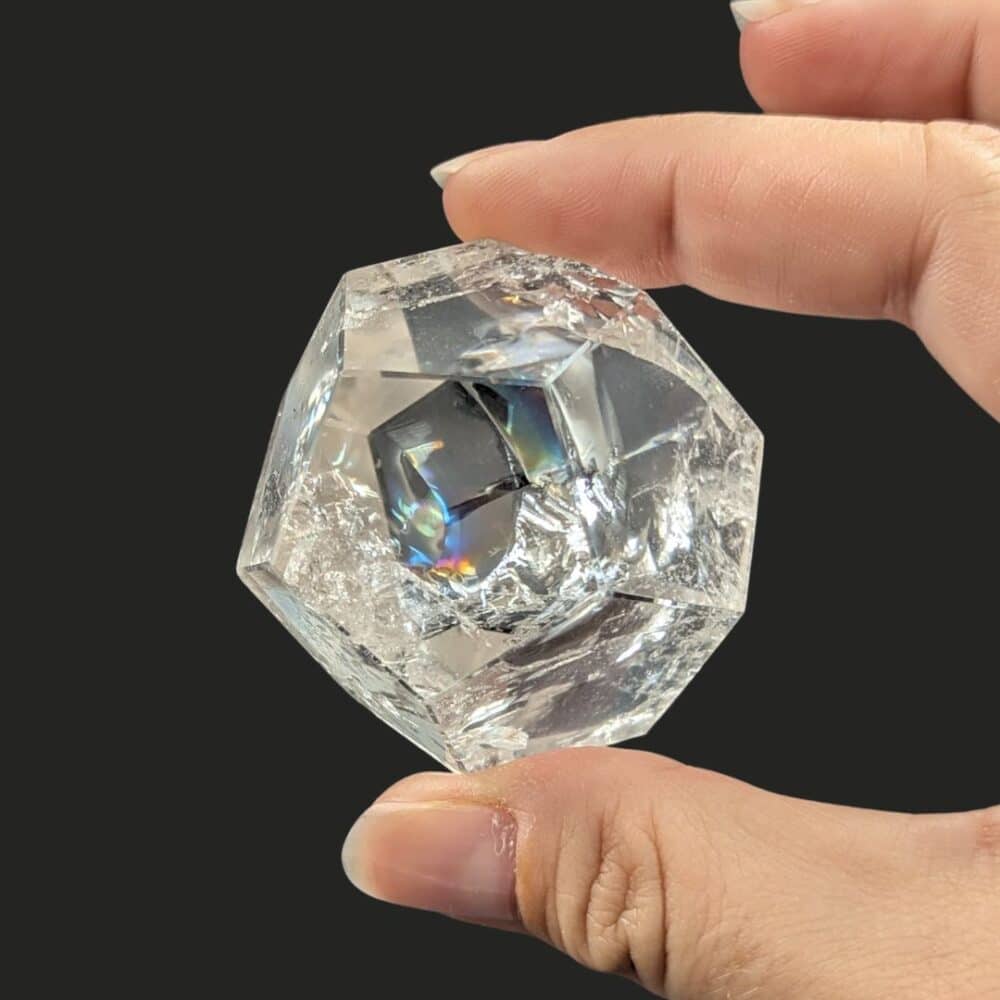 Dodécaèdre en cristal de roche naturel à la belle transparence, pierre sélectionnée pour amplifier les énergies et favoriser la clarté d'esprit.