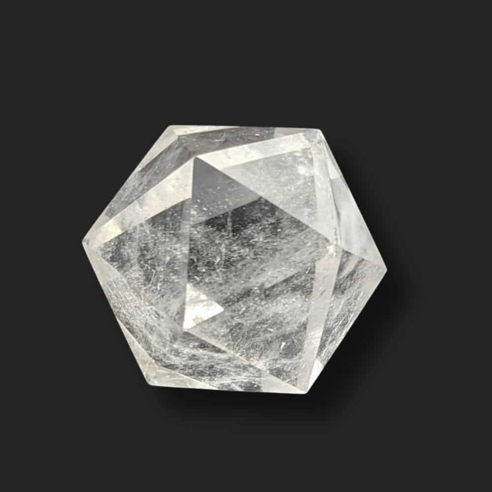 Icosaèdre en cristal de roche, solide de Platon en pierre naturelle utilisé pour la méditation, la géométrie sacrée et le développement spirituel.