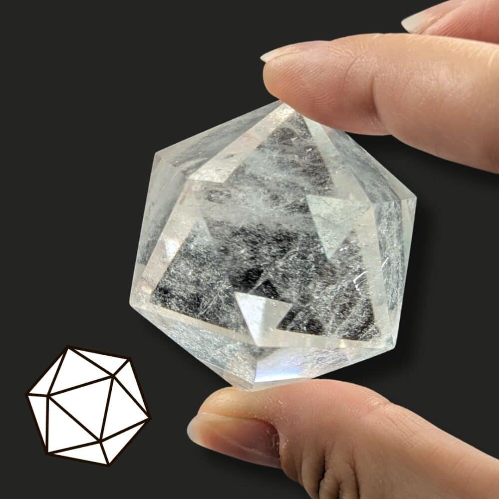Icosaèdre poli en cristal de roche naturel, pierre authentique soigneusement sélectionnée pour la purification, la méditation et le travail énergétique.