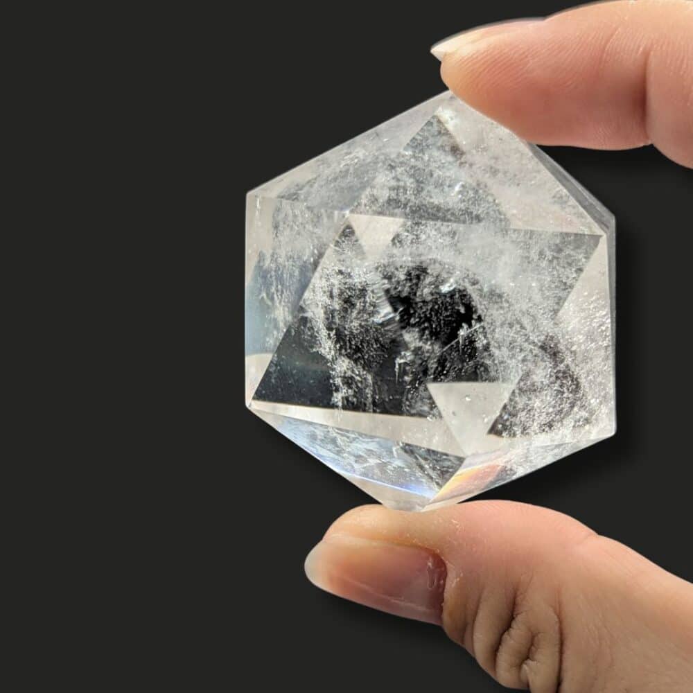 Achat icosaèdre en cristal de roche naturel, solide de Platon idéal pour la géométrie sacrée, la méditation et l'harmonisation des énergies.
