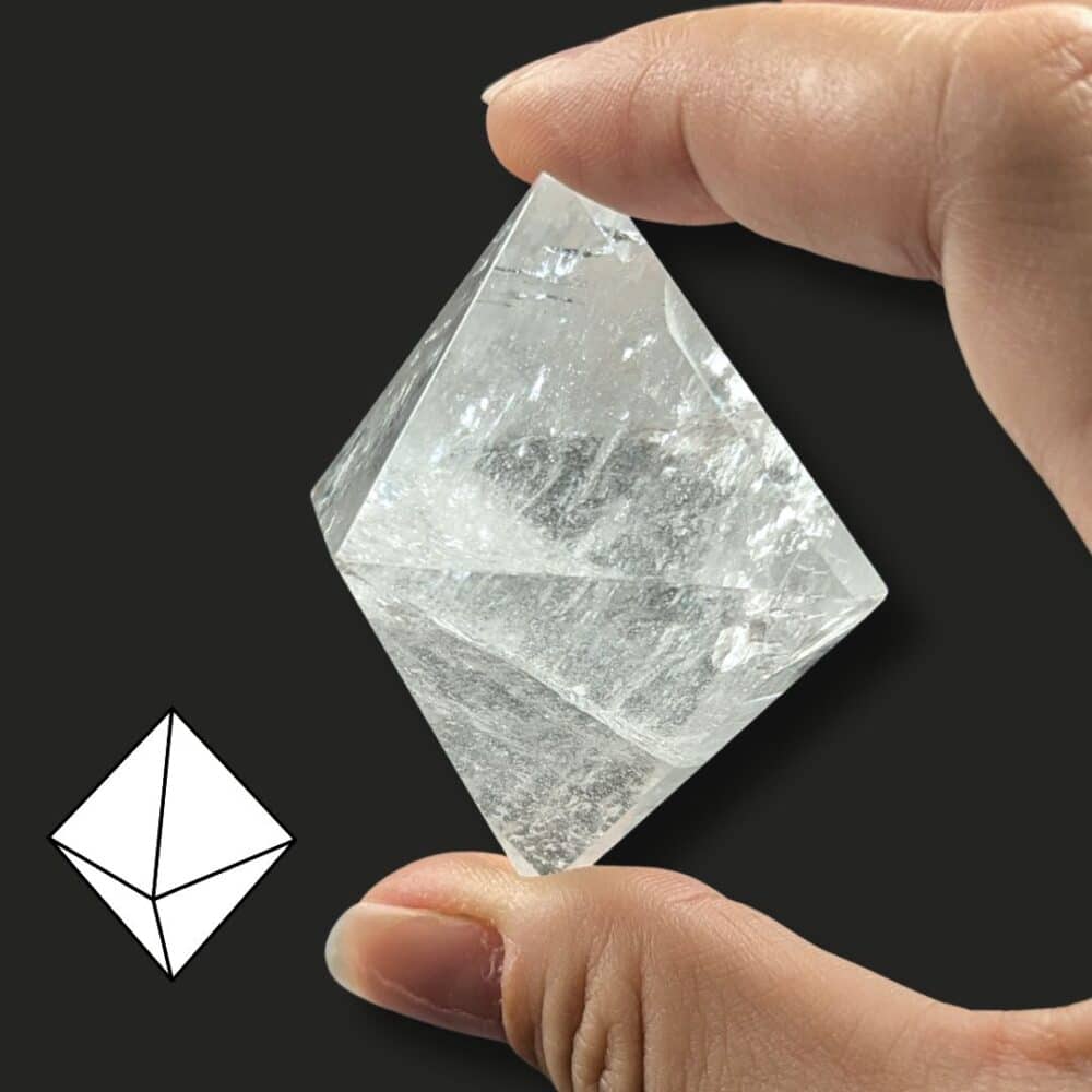 Icosaèdre poli en cristal de roche naturel, pierre authentique soigneusement sélectionnée pour la purification, la méditation et le travail énergétique.