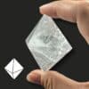 Icosaèdre poli en cristal de roche naturel, pierre authentique soigneusement sélectionnée pour la purification, la méditation et le travail énergétique.
