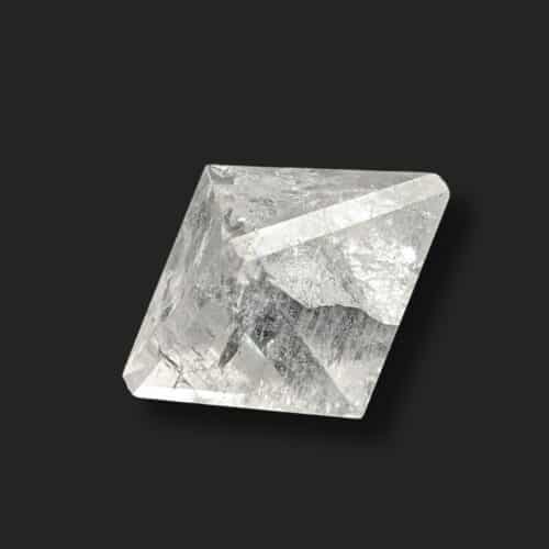 Achat icosaèdre en cristal de roche naturel, solide de Platon idéal pour la géométrie sacrée, la méditation et l'harmonisation des énergies.