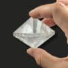 Icosaèdre en cristal de roche naturel à la belle transparence, pierre favorisant la clarté d'esprit et l'équilibre énergétique.