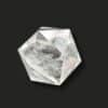 Icosaèdre en cristal de roche naturel à la belle transparence, pierre favorisant la clarté d'esprit et l'équilibre énergétique.